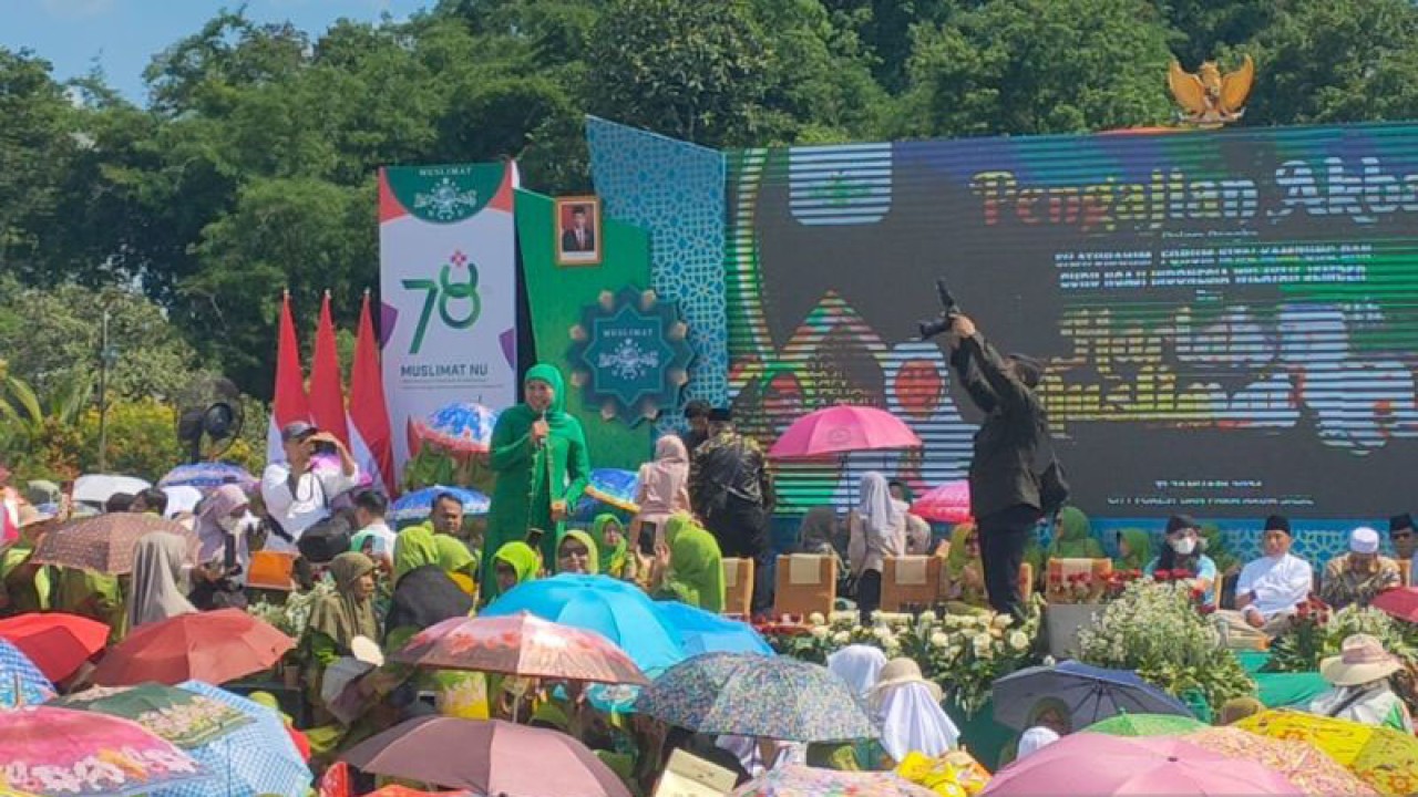 Gubernur Jatim yang juga Ketua Muslimat NU Jatim Khofifah Indar Parawansa memberikan sambutan dalam kegiatan Pengajian Akbar Harlah ke-78 Muslimat NU di City Forest Jember, Rabu (31/1/2024). ANTARA/Zumrotun Solichah