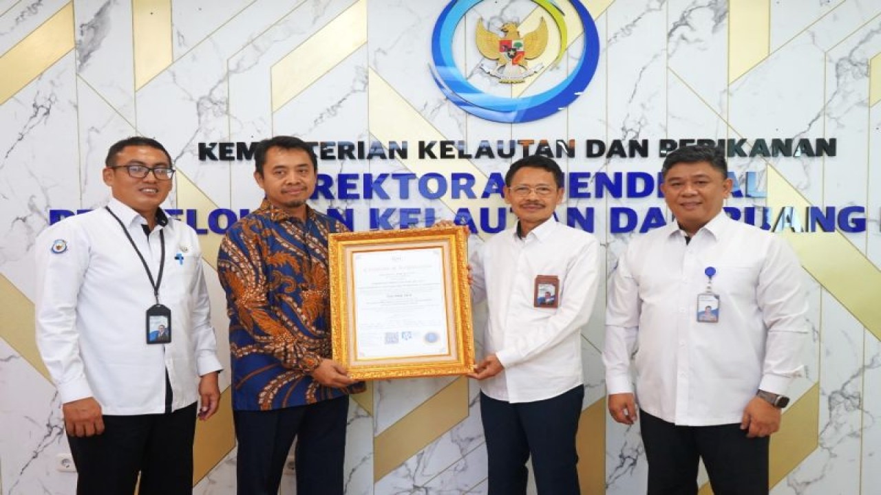 Direktorat Perencanaan Ruang Laut, Direktorat Jenderal Pengelolaan Kelautan dan Ruang Laut (Ditjen PKRL) Kementerian Kelautan dan Perikanan (KKP) menerima sertifikat Manajemen Mutu ISO 9001:2015 untuk Pelayanan Kesesuaian Kegiatan Pemanfaatan Ruang Laut (KKPRL). Sertifikat itu menunjukkan kebijakan dan sasaran mutu serta pencapaian layanan ruang laut dinilai telah memenuhi standar internasional. ANTARA/HO-Kementerian Kelautan dan Perikanan.