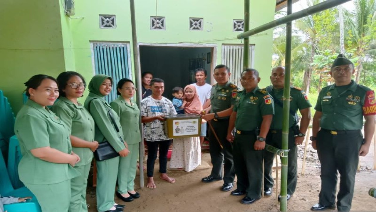 Dandim 1314 Gorontalo Utara Letkol Inf Reyner D.R Wajong menyerahkan bantuan program Bapak Asuh Anak Stunting di Desa Pontolo Kecamatan Kwandang, pada Selasa (16/1/2024). (ANTARA/Susanti Sako)