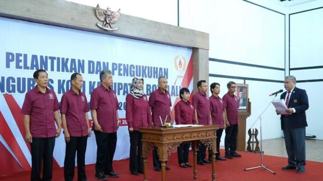 Ketua KONI Provinsi Jawa Tengah, Bona Ventura Sulistiana (kanan), usai melantik pengurus KONI Boyolali periode 2023-2027, di Pendopo Gede Kabupaten Boyolali, Jateng, Selasa (23/1/2024). ANTARA/Bambang Dwi Marwoto.