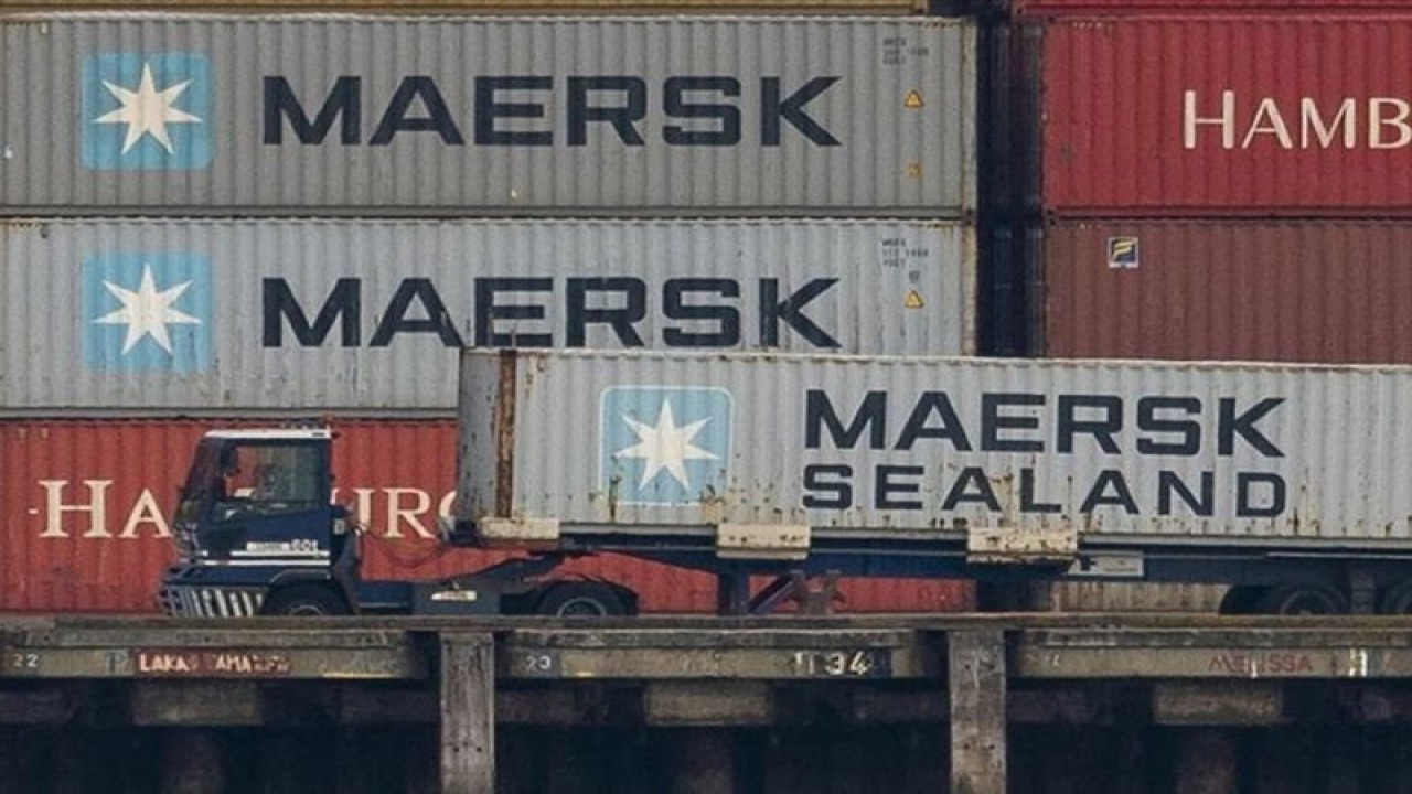 Kontainer milik Maersk, perusahaan pelayaran dan logistik asal Denmark. (ANTARA/Anadolu)