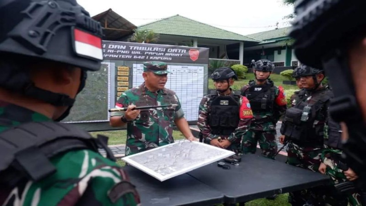 Komandan Korem 121/Abw Brigjend TNI Luqman Arief memberikan arahan dan motivasi kepada prajurit Yonif 642/Kapuas yang siap diberangkatkan dalam tugas operasi ke wilayah Papua pada Maret 2024 mendatang. ANTARA/HO-Penrem 121/Abw. (Teofilusianto Timotius)