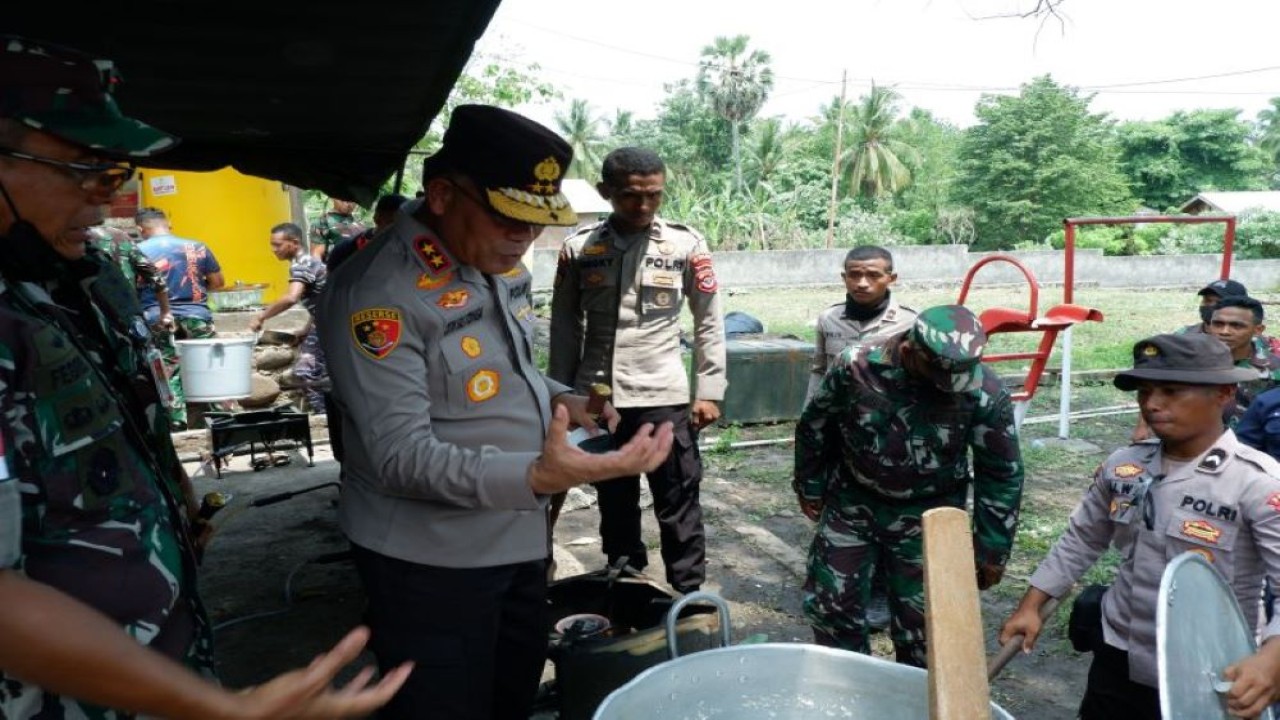 Komandan Korem 161/Wira Sakti Kupang, Brigadir Jenderal TNI Febriel Buyung Sikumbang (kiri) dan Kapolda NTT Irjen Pol Daniel Tahi Monang Silitonga (tengah) mengecek Dapur Korem di posko pengungsian bencana erupsi, Konga, Flores Timur, NTT, Senin (8/1/2024). (ANTARA/Fransiska Mariana Nuka)