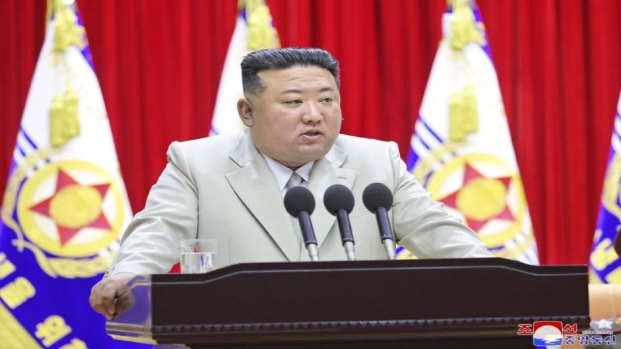 Arsip - Pemimpin Korea Utara Kim Jong Un menyampaikan pidato saat kunjungan ke komando angkatan laut negara itu pada 27 Agustus 2023. (KCNA/Kyodo)