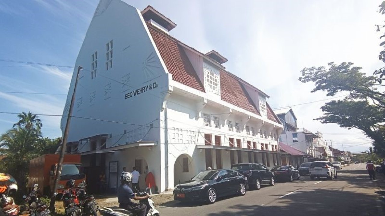 Kota Tua Padang menjadi salah satu destinasi unggulan di Sumbar yang menarik banyak wisatawan. (ANTARA/Miko Elfisha)