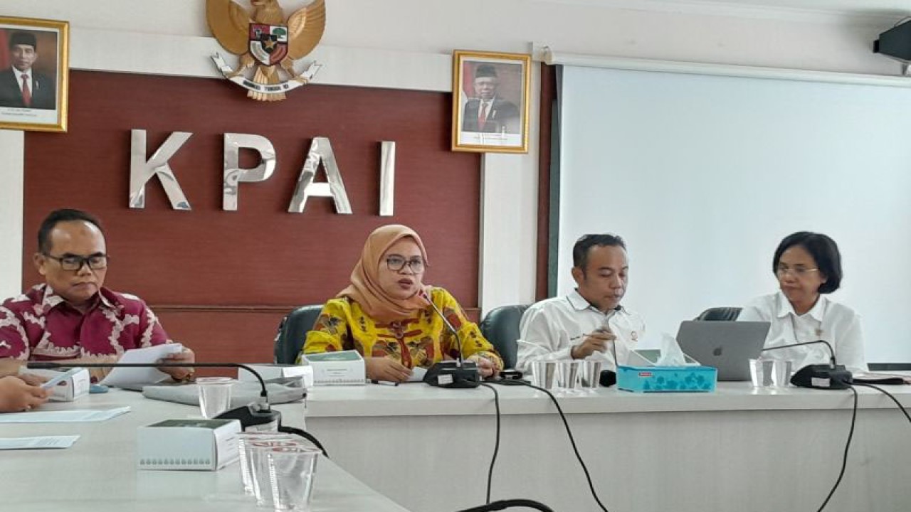 Ketua KPAI Ai Maryati Solihah (dua dari kiri) dalam konferensi pers tentang laporan akhir tahun KPAI 2023 di Jakarta, Senin (22/1/2024) (ANTARA/Lintang Budiyanti Prameswari)