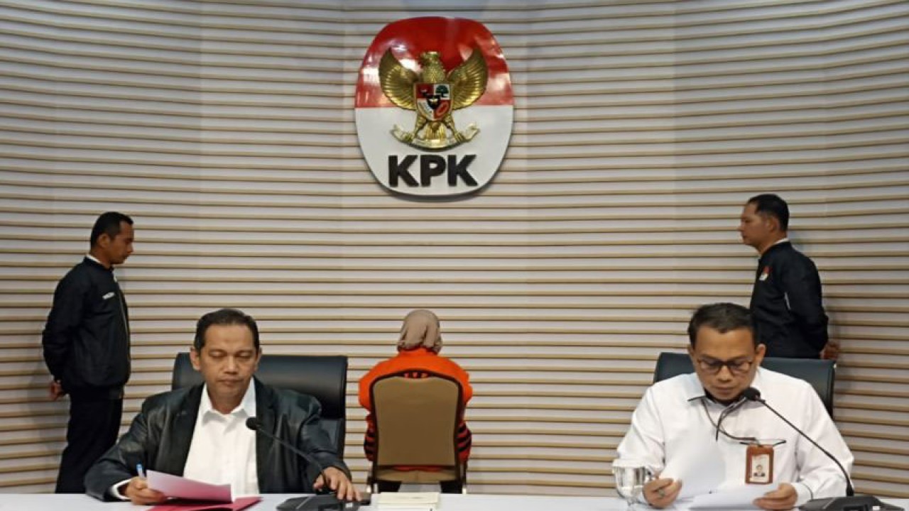 Komisi Pemberantasan Korupsi (KPK) hadirkan Kasubag Umum dan Kepegawaian Badan Pelayanan Pajak Daerah (BPPD) Kabupaten Sidoarjo Siska Wati (SW) dalam konferensi pers di Gedung Merah Putih KPK, Jakarta Selatan, Senin (29/1/2024). ANTARA/Fianda Sjofjan Rassat