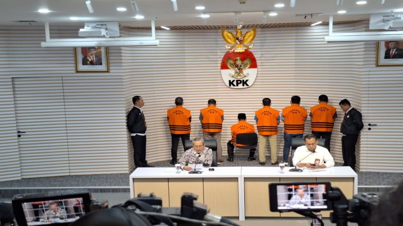 KPK menahan Gubernur Maluku Utara Abdul Ghani Kasuba (duduk) dan para tersangka lain dalam konferensi pers di Gedung Merah Putih KPK, Jakarta Selatan, Rabu (20/12/2023). ANTARA/Fianda Sjofjan Rassat