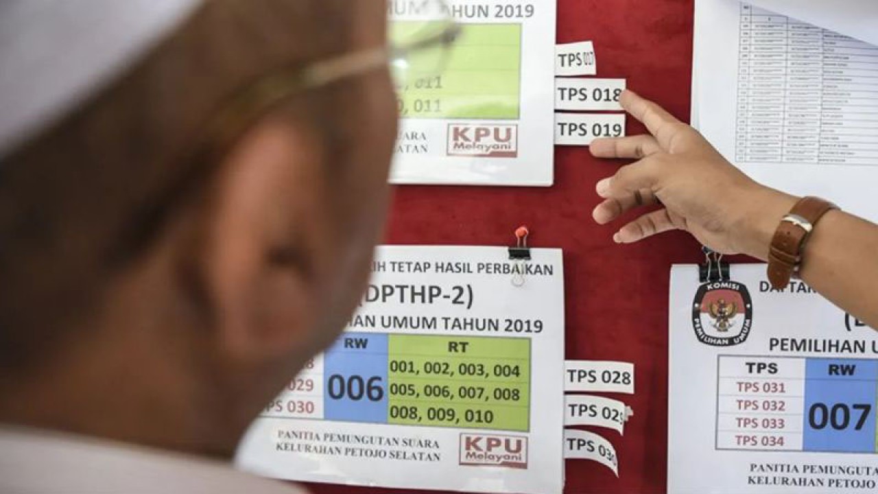 Arsip petugas memeriksa daftar pemilih tetap (DPT) di Kelurahan Petojo Selatan, Jakarta, Selasa (16/4/2019). ANTARA FOTO/Muhammad Adimaja/foc/aa.