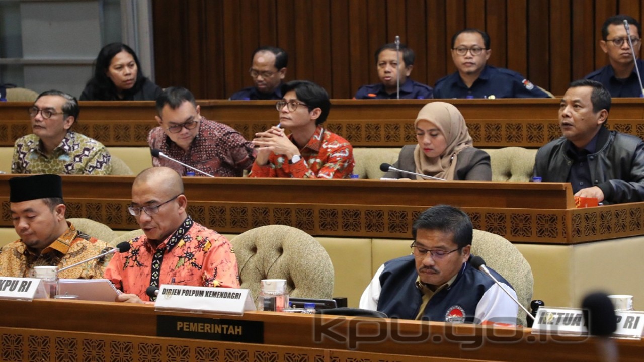 Ketua Komisi Pemilihan Umum (KPU) Hasyim Asy’ari, Anggota KPU Mochammad Afifuddin, August Mellaz, Betty Epsilon Idroos, Parsadaan Harahap, Yulianto Sudrajat bersama Sekretaris Jenderal KPU Bernad Dermawan Sutrisno hadir pada Rapat Dengar Pendapat bersama Komisi II DPR, Kemendagri, Bawaslu dan DKPP, di Ruang Rapat Komisi II DPR, Selasa (16/1/2024). (foto: hilvan/ed diR)