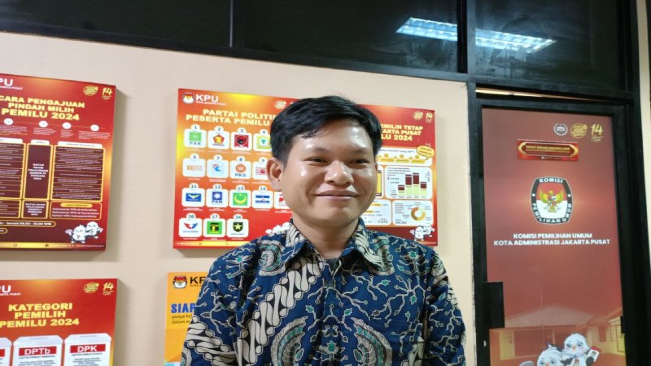 Ketua KPU administrasi Jakarta Pusat Efni Adniansyah di Kantor Komisi Pemilihan Umum (KPU) Jakarta Pusat, Rabu (24/1/2024). (ANTARA/Siti Nurhaliza)