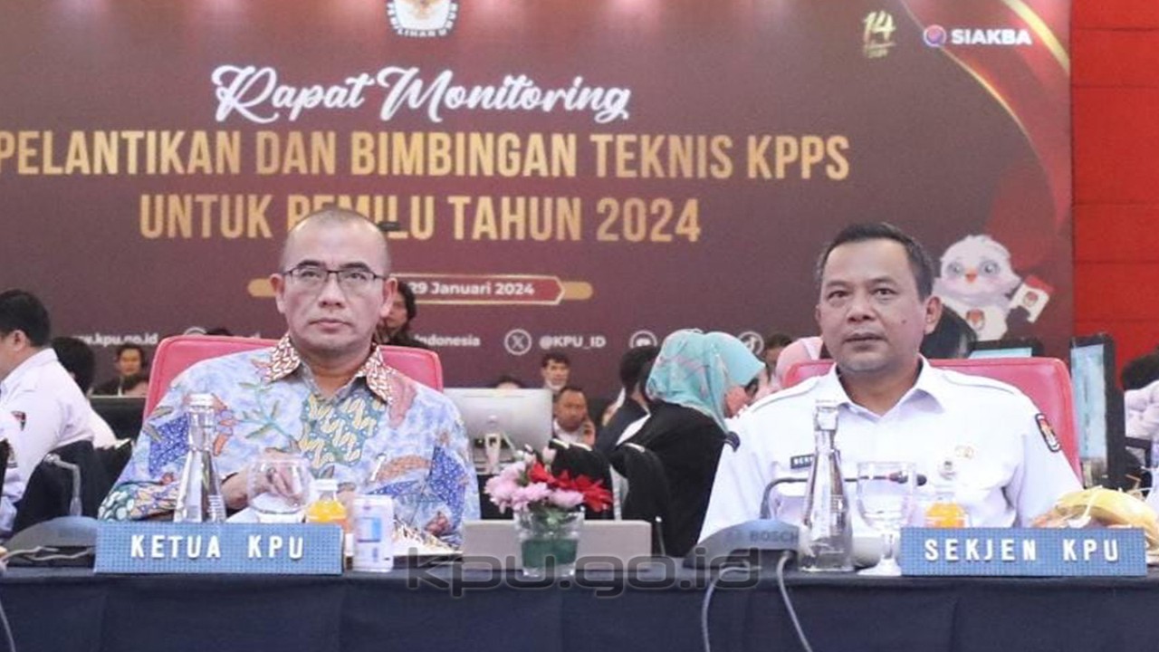 Ketua Komisi Pemilihan Umum (KPU) Hasyim Asy'ari bersama Sekretaris Jenderal KPU Bernad Dermawan Sutrisno hadir pada kegiatan Rapat Monitoring Pelantikan dan Bimbingan Teknis Kelompok Penyelenggara Pemungutan Suara (KPPS) untuk Pemilu Tahun 2024 di Jakarta, Kamis (25/1/2024). (foto: tenri/ed diR)