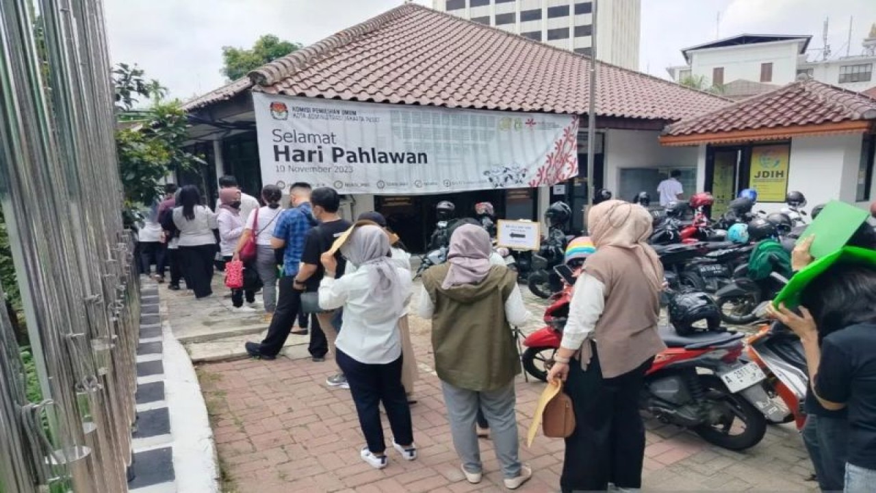 Calon pemilih mengantre di halaman Gedung Kantor KPU Jakarta Pusat pada hari terakhir pengajuan Daftar Pemilih Tambahan (DPTb) di Jalan Pejambon, Jakarta Pusat, Senin (15/1/2024). ANTARA/Mentari Dwi Gayati