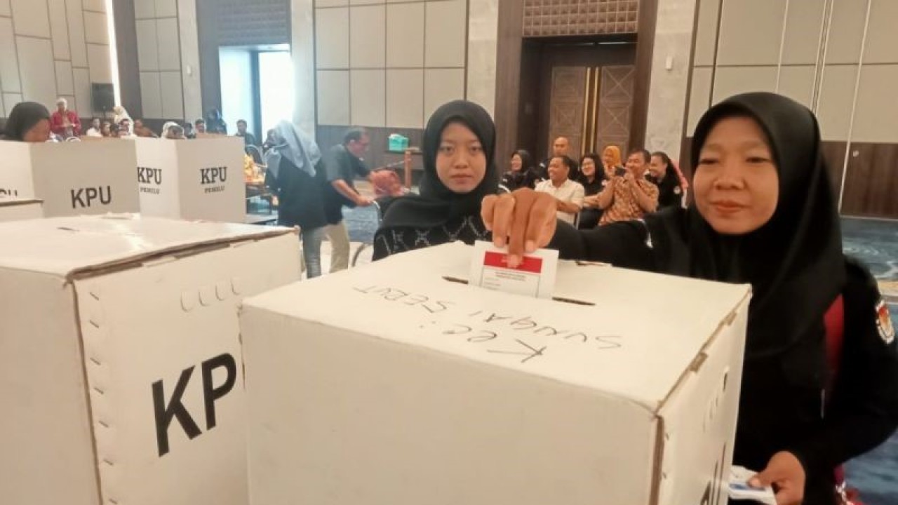 KPU Kota Bengkulu menggelar simulasi pemungutan suara untuk mematangkan persiapan Pemilu 2024. (ANTARA/Anggi Mayasari)