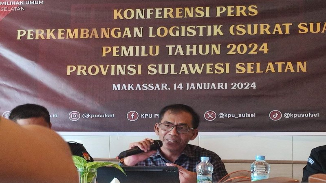 Koordinator Divisi Logistik KPU Sulsel Marzuki Kadir (tengah) menjawab pertanyaan wartawan di Makassar, Sulawesi Selatan. ANTARA/Darwin Fatir.