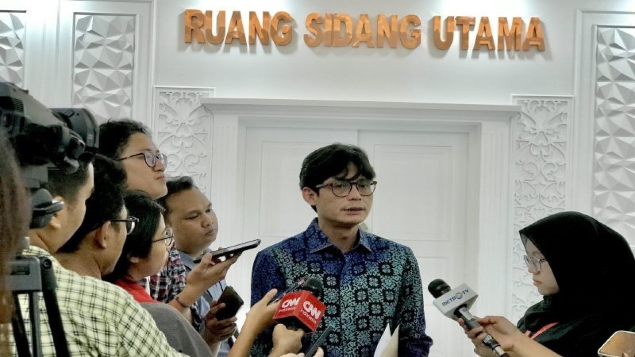 Komisioner KPU RI August Mellaz menjawab pertanyaan wartawan selepas rapat koordinasi terakhir untuk penyelenggaraan debat keempat Pilpres 2024 di Kantor KPU RI, Jakarta, Rabu (17/1/2024). ANTARA/Genta Tenri Mawangi.