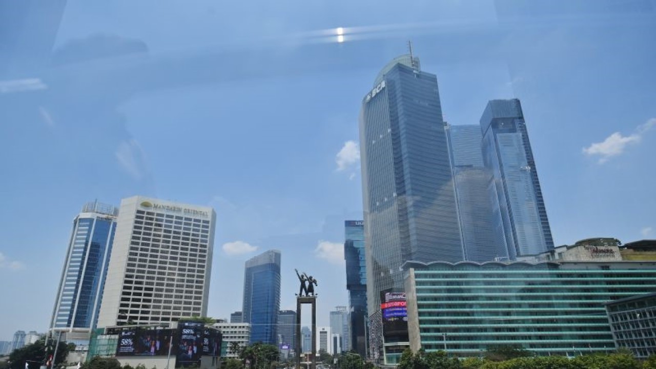 Ilustrasi - Suasana kawasan Bundaran HI dengan latar belakang langit biru di Jakarta, Selasa (12/9/2023). ANTARA FOTO/Akbar Nugroho Gumay/rwa.