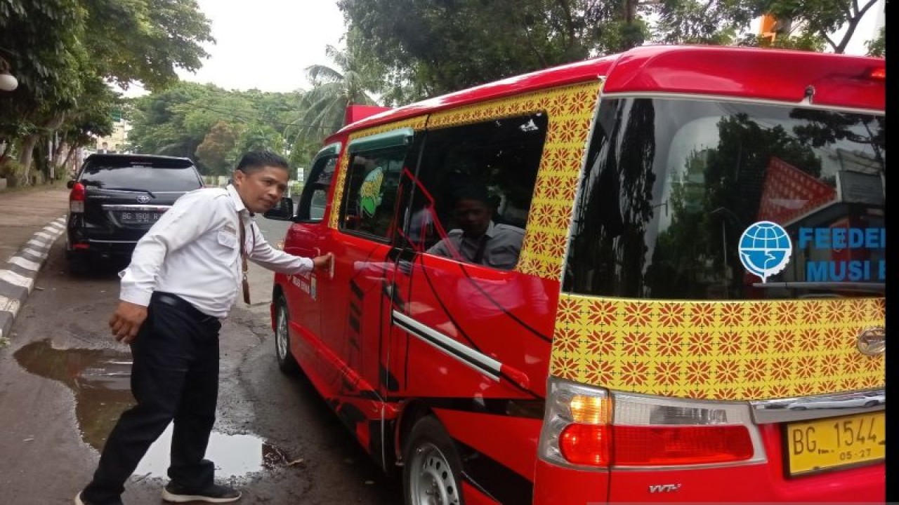 Layanan transportasi publik Feeder LRT Musi Emas Palembang (ANTARA/ M IMAM PRAMANA)