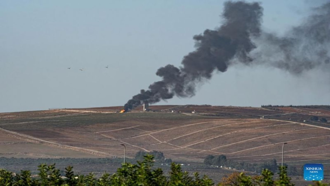 Api dan asap membubung dari bangunan pertanian di Lebanon selatan, seperti yang terlihat dari Kiryat Shmona di Israel utara yang berbatasan dengan Lebanon, menyusul pemboman oleh tentara Israel, pada 23 November 2023. (Ayal Margolin/JINI melalui Xinhua)