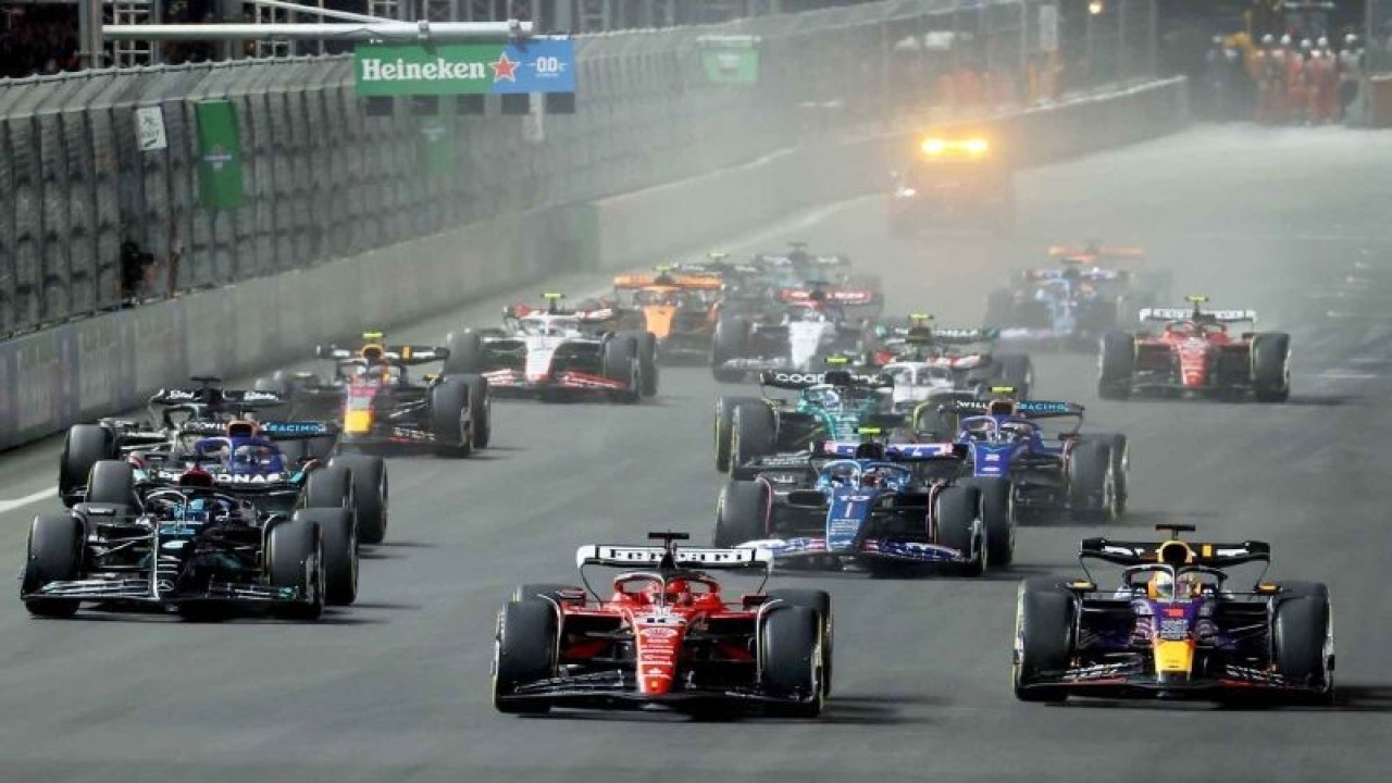 Pembalap tim Red Bull Max Verstappen (kanan) dan pembalap tim Ferrari Charles Leclerc (tengah) beradu cepat dalam balap Formula 1 Grand Prix di Las Vegas Strip Circuit, Nevada, Amerika Serikat, Minggu (19/11/2023). Dalam balapan 50 lap itu, Max Verstappen menjadi yang tercepat dengan catatan waktu 1:29:08.289 yaitu merupakan kemenangan ke-18 dalam musim balap Formula 1. ANTARA FOTO/Reuters/Mike Blake/nym.