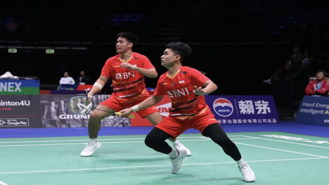 Ganda putra Leo Rolly Carnando/Daniel Marthin mengalahkan ganda putra Inggris Ben Lane/Sean Vendy dengan tiga gim 18-21, 21-19, 21-10 pada babak 32 besar Kejuaraan Dunia BWF 2023 di Copenhagen, Denmark, Rabu. (ANTARA/HO-PP PBSI)