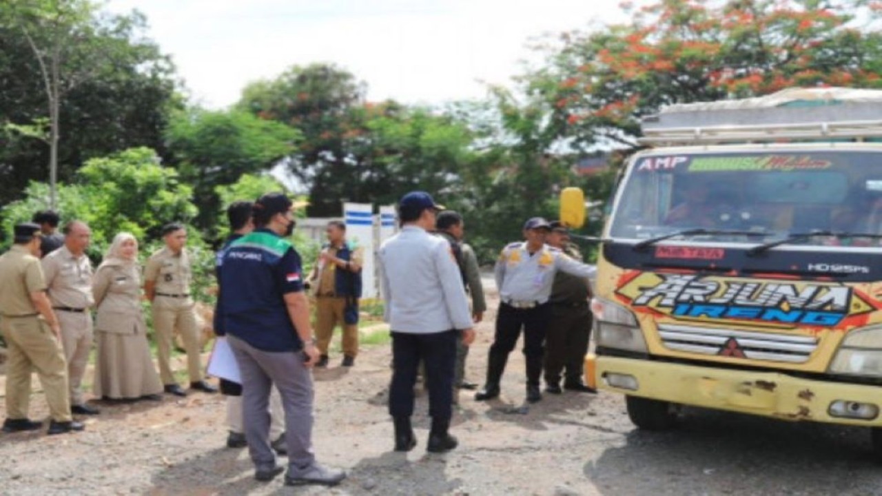 Dinas Lingkungan Hidup (DLH) DKI Jakarta menindak dua truk sampah swasta yang membuang sampah di lokasi yang bukan peruntukannya (ilegal) di lingkungan RW 08, Kelurahan Cilincing, Kecamatan Cilincing, Jakarta Utara, Senin (22/1/2024). (ANTARA/HO-Pemerintah Provinsi DKI Jakarta)