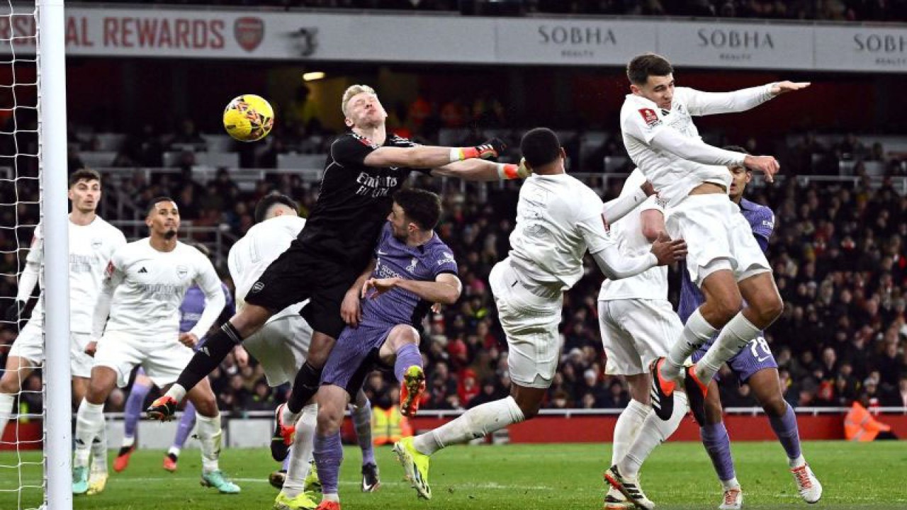 Pemain Arsenal Jakub Kiwior mencetak gol bunuh diri yang menjadi gol pertama Liverpool pada babak ketiga Piala FA di Emirates Stadium, London, Inggris, Minggu (7/1/2024). ​​​​​​​Arsenal tersingkir dari ajang Piala FA setelah dikalahkan Liverpool dengan skor 0-1. ANTARA FOTO/REUTERS/Dylan Martinez/aww.