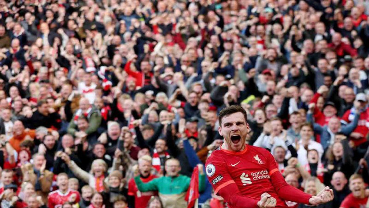 Pemain Liverpool Andrew Robertson merayakan golnya ke gawang Everton pada lanjutan Liga Inggris 2021/2022 di Anfield, Liverpool, Inggris, Minggu (24/4/2022). The Reds menang atas Everton 2-0. ANTARA FOTO/REUTERS/Phil Noble/rwa.