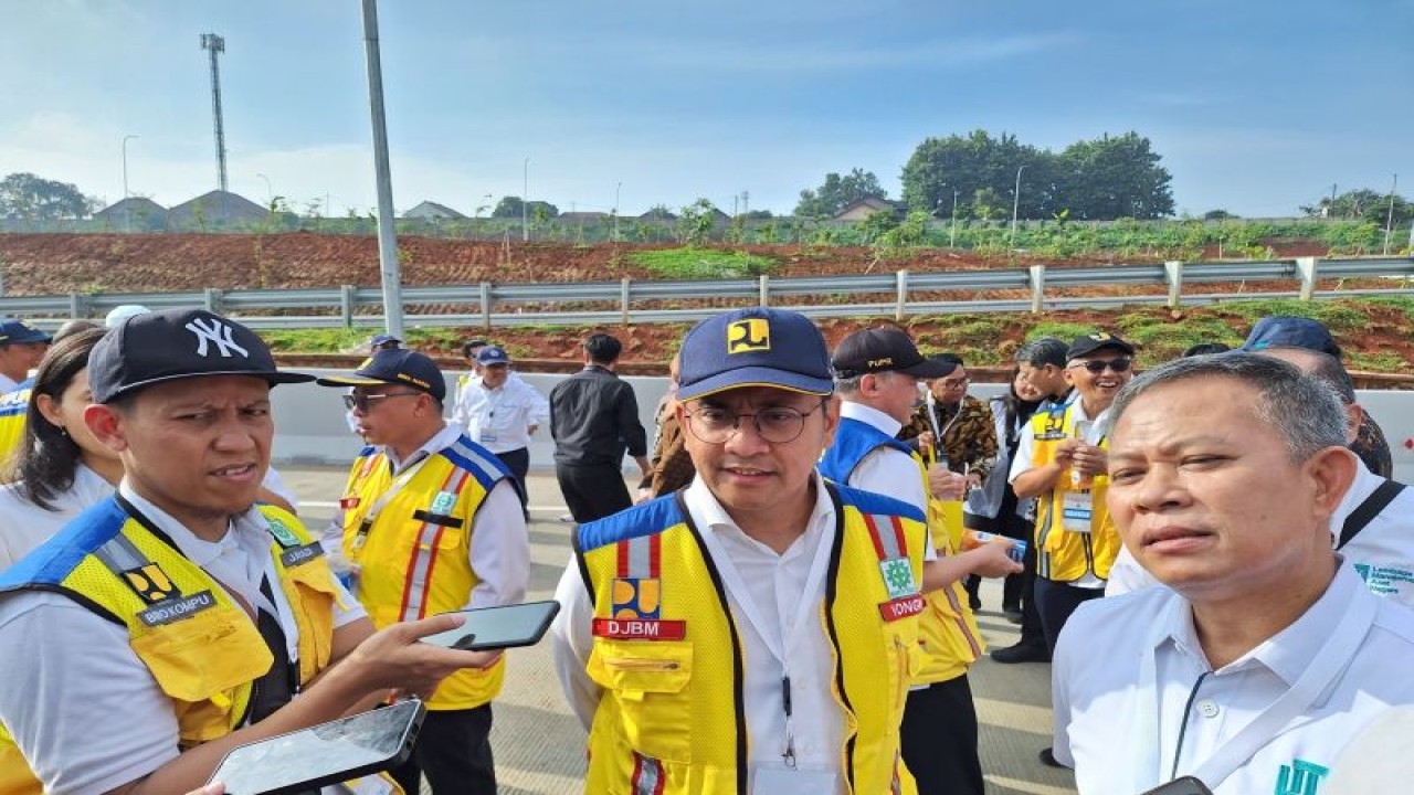 Direktur Jalan Bebas Hambatan Direktorat Jenderal Bina Marga Kementerian PUPR Triono Junoasmono (kiri) dan Direktur Utama LMAN Basuki Purwadi (kanan), Depok, Senin (8/1/2024) (ANTARA/Bayu Saputra)