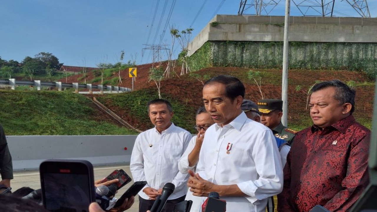 Presiden RI Joko Widodo (Jokowi) hadir untuk meresmikan Jalan Tol Pamulang-Cinere-Raya Bogor, di Gerbang Tol (GT) Limo Utama, Depok, Jawa Barat (8/1/2024) (ANTARA/Bayu Saputra)