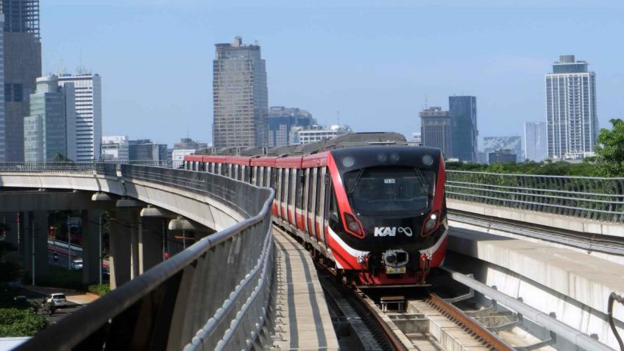 Gerbong kereta api ringan atau Light Rail Transit (LRT) melaju menuju Stasiun Setiabudi, Jakarta Selatan, Jumat (5/1/2024). PT Kereta Api Indonesia (KAI) menambah jumlah perjalanan LRT Jabodebek menjadi 240 perjalanan setiap harinya dengan headway 7,5 menit hingga 15 menit yang berlaku mulai 2-15 Januari 2024. ANTARA FOTO/Rizka Khaerunnisa/nym.