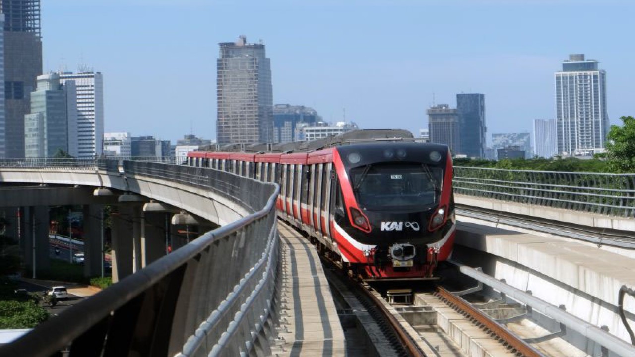 Gerbong kereta api ringan atau Light Rail Transit (LRT) melaju menuju Stasiun Setiabudi, Jakarta Selatan, Jumat (5/1/2024). ANTARA FOTO/Rizka Khaerunnisa/sgd/aww. (ANTARA FOTO/RIZKA KHAERUNNISA)