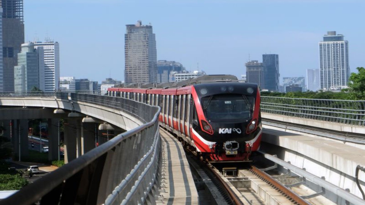 Gerbong kereta api ringan atau Light Rail Transit (LRT) melaju menuju Stasiun Setiabudi, Jakarta Selatan, Jumat (5/1/2024). ANTARA FOTO/Rizka Khaerunnisa/sgd/aww.