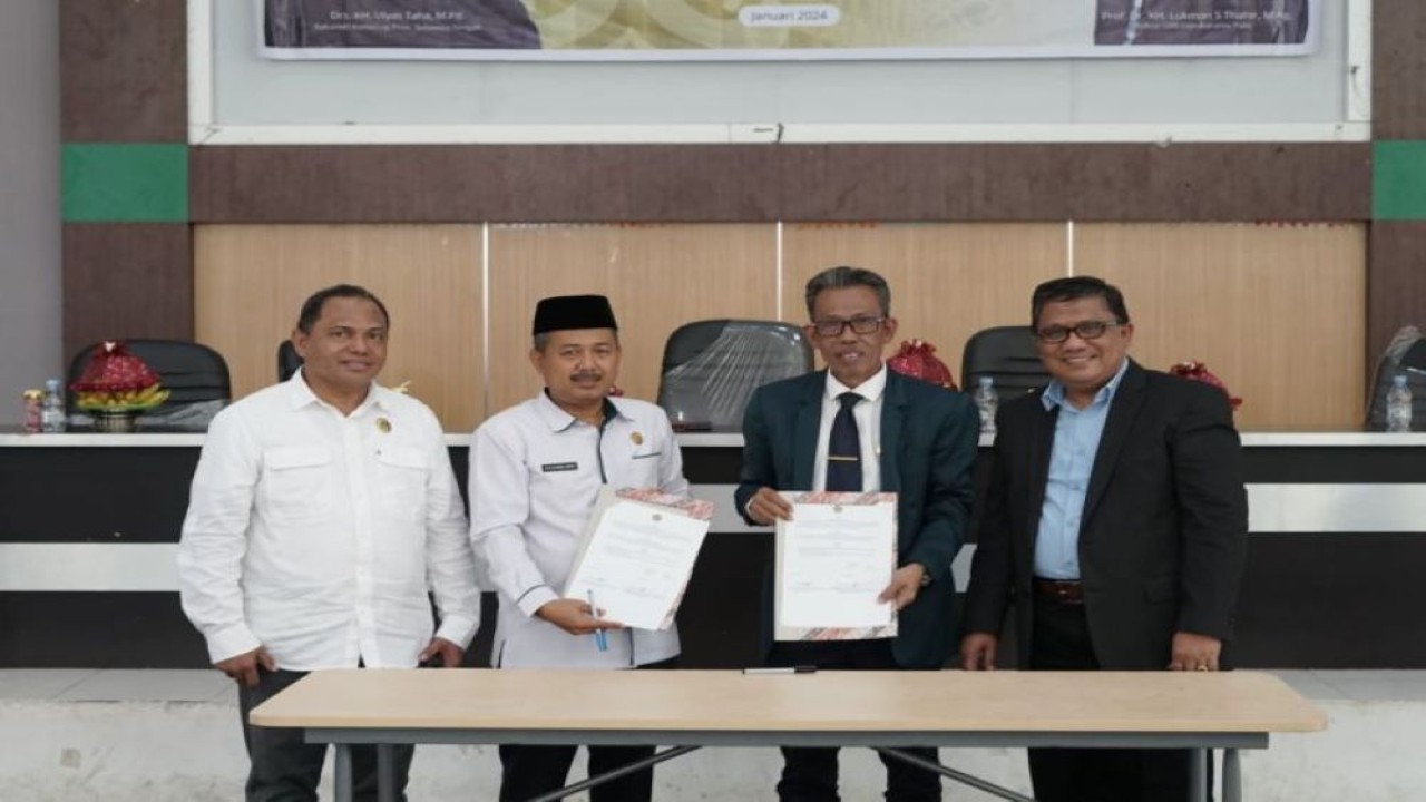 Rektor UIN Datokarama Profesor Lukman S Thahir foto bersama dengan Kepala MAN 2 Palu Muh Syamsu Nursi sambil memperlihatkan naskah perjanjian kerja sama yang ditandatangani dua pihak, di Palu, Selasa (9/1/2024). (ANTARA/HO-Kiswanto)