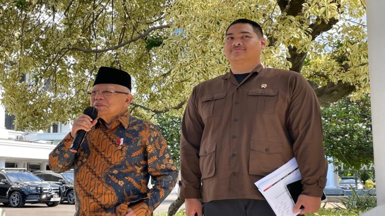 Wakil Presiden Ma'ruf Amin (kiri) menyampaikan keterangan pers di Kantor Sekretariat Wakil Presiden RI, Jakarta, pada Kamis (25/1/2024) ANTARA/Yashinta Difa.