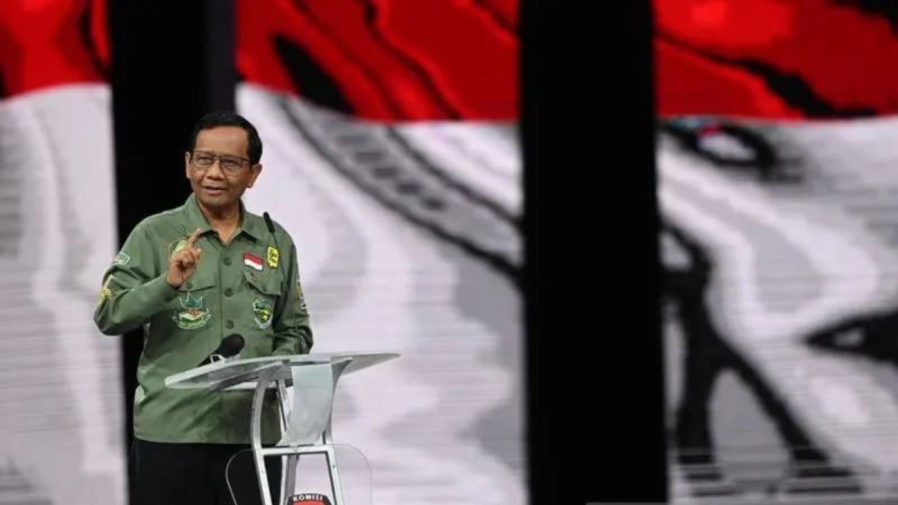 Cawapres nomor urut 3 Mahfud MD menyampaikan pandangannya di hadapan dua cawapres lainnya Muhaimin Iskandar dan Gibran Rakabuming Raka saat Debat Keempat Pilpres 2024 di Jakarta Convention Center (JCC), Jakarta, Minggu (21/1/2024). (ANTARA FOTO//M Risyal Hidayat/Spt.)