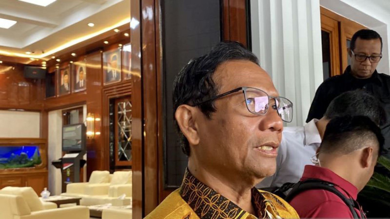 Menko Polhukam Mahfud MD Saat Memberikan Keterangan Di Kantor Kemenko ...