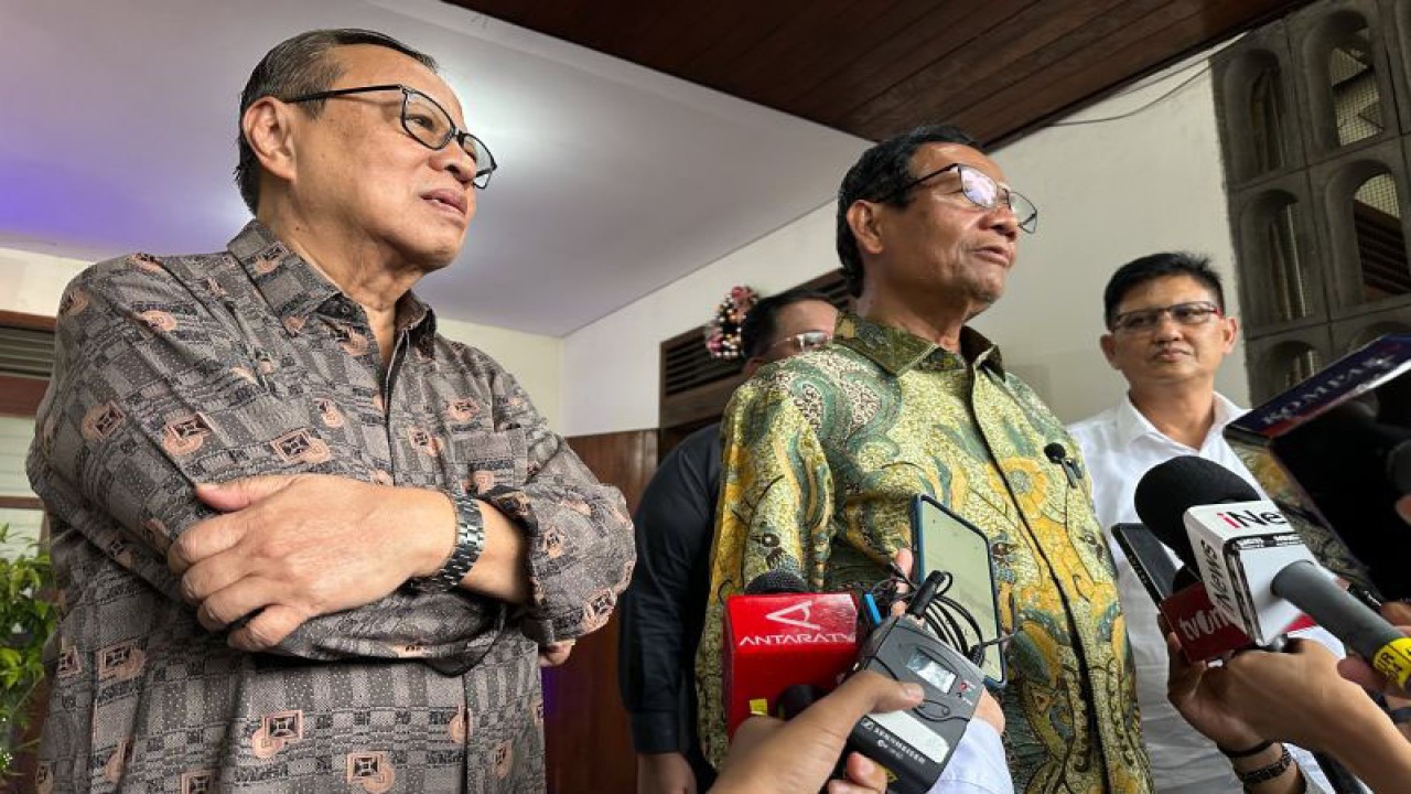 Menko Polhukam Mahfud Md (tengah) saat memberikan keterangan di Wisma Keuskupan Katedral, Jakarta, Kamis (4/1/2024). (ANTARA/Rio Feisal)