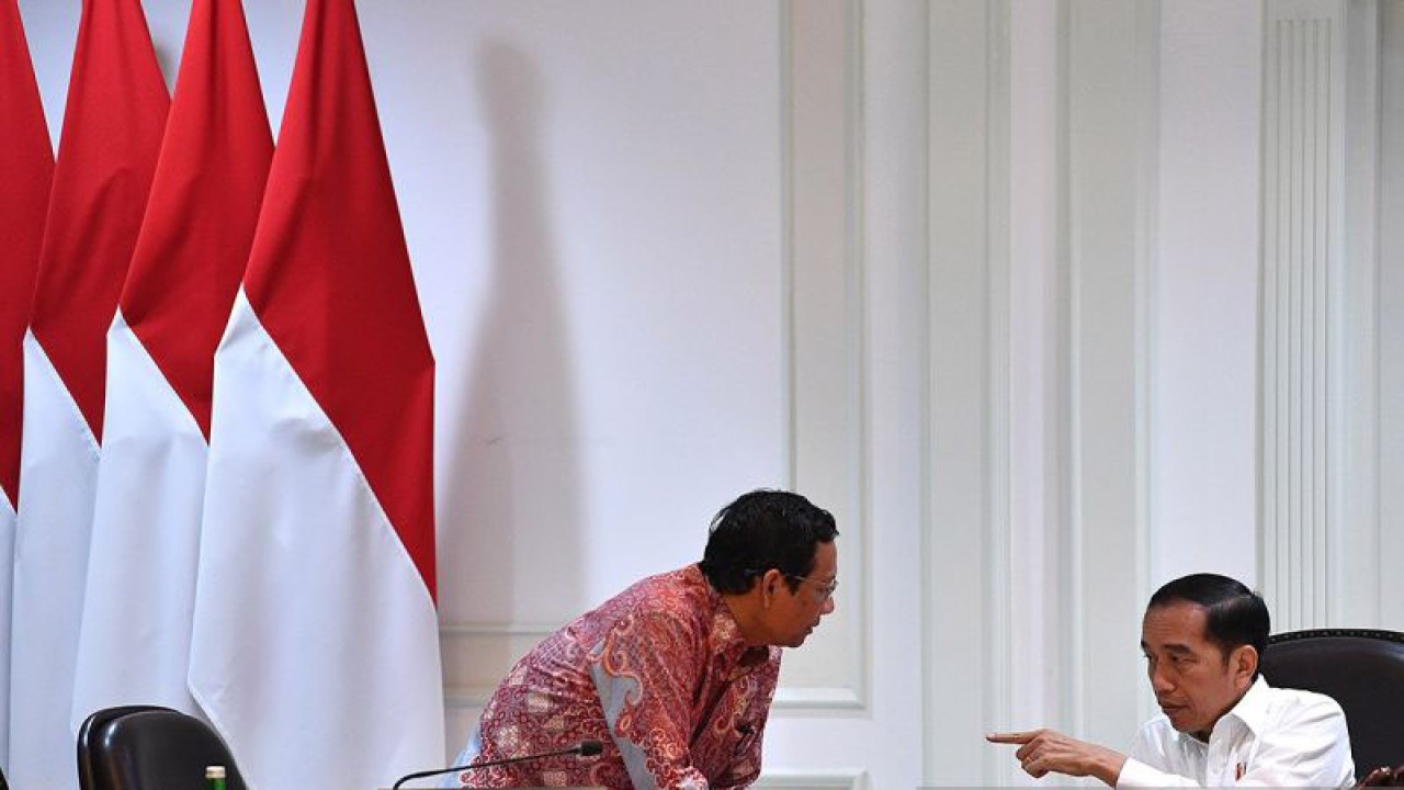 Arsip - Presiden Joko Widodo (kanan) berbincang dengan Menko Polhukam Mahfud MD sebelum memimpin rapat kabinet terbatas di Kantor Presiden, Jakarta, Rabu (12/2/2020). (ANTARA FOTO/Sigid Kurniawan/wsj/aa)