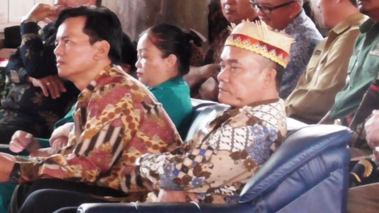 Wakil Bupati Mahulu Yohanes Avun (memakai tapung- topi khas Dayak) (ANTARA/ M Ghofar)