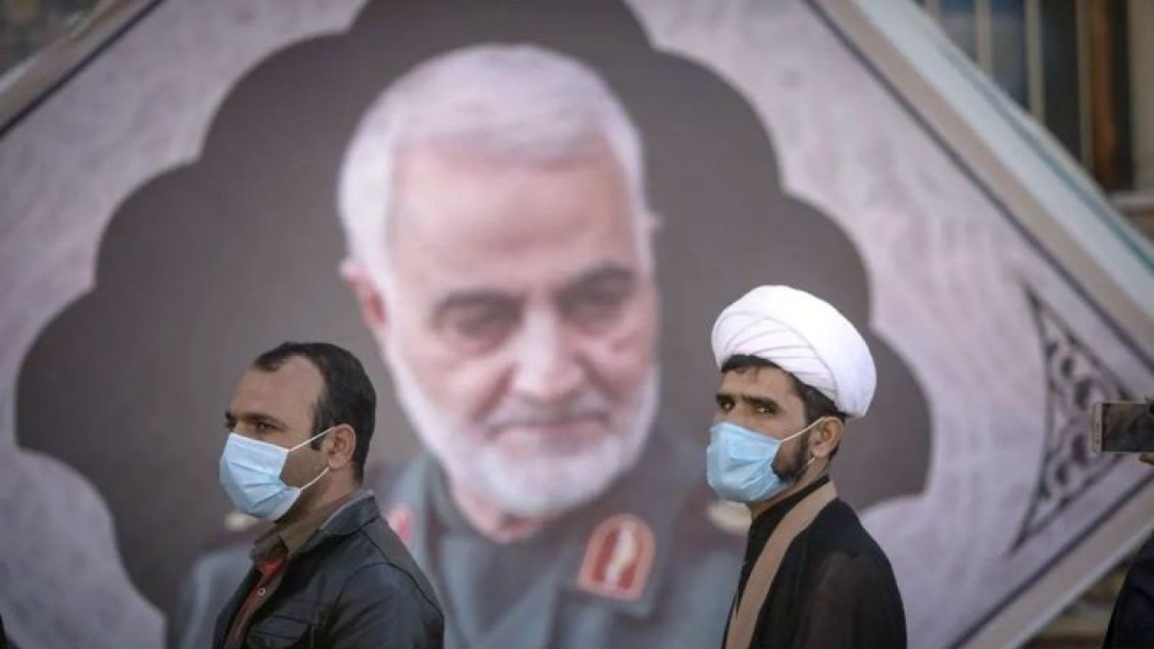 Arsip Foto - Orang-orang terlihat di dekat makam Qassem Soleimani di Kerman, Iran, Sabtu (2/1/2021). ANTARA/Xinhua/Ahmad Halabisaz/am.