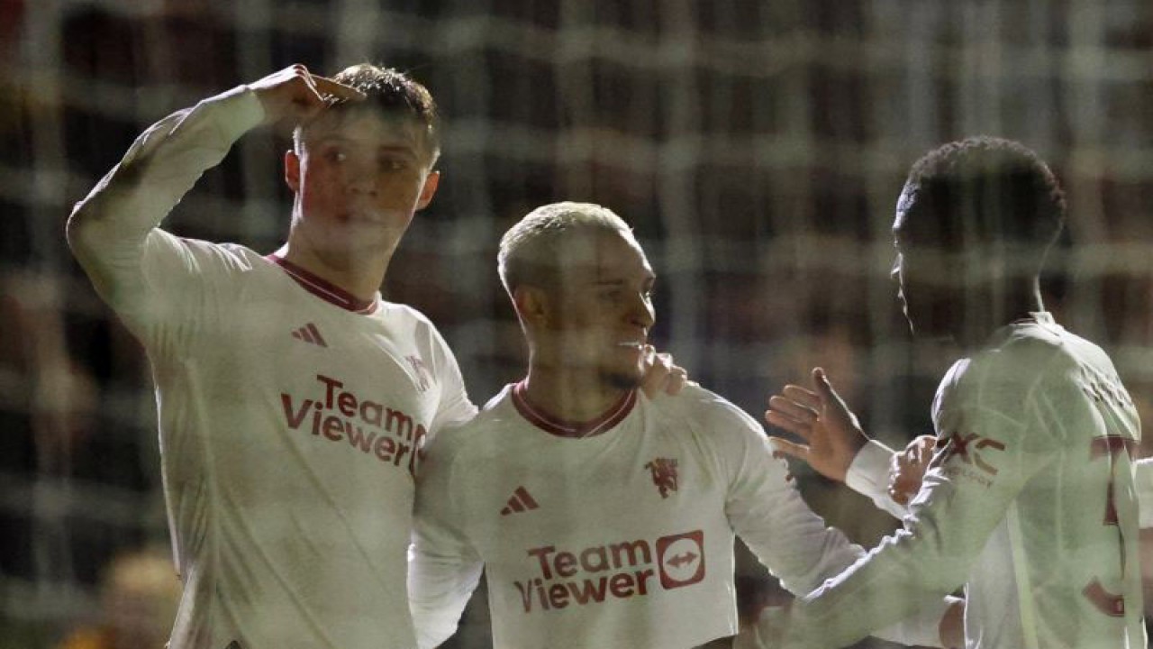 Pesepak bola Manchester United Antony (tengah) merayakan golnya ke gawang Newport County bersama rekannya Rasmus Hojlund (kiri) dan Kobbie Mainoo dalam laga putaran keempat Piala FA di Rodney Parade, Newport, Wales, Minggu (28/1/2024). MU menang dengan skor 4-2. ANTARA FOTO/REUTERS/Carl Recine/foc.