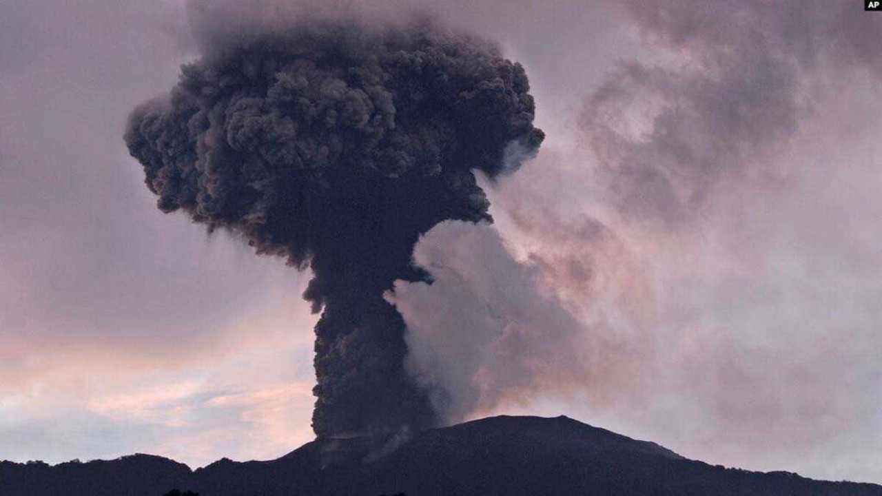 Gunung Marapi di Sumatera Barat kembali mengalami erupsi/ist