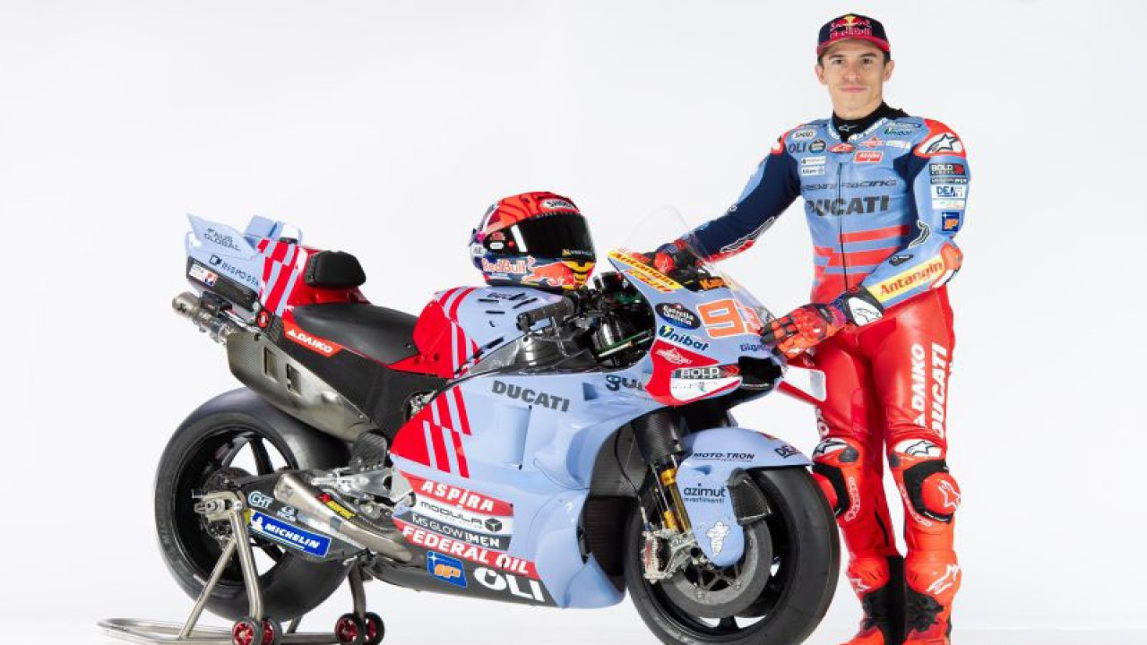 Pembalap Gresini Racing Team Marc Marquez berfoto dengan sepeda motor yang akan digunakan pada musim 2024. (ANTARA/HO/GRESINI RACING TEAM)