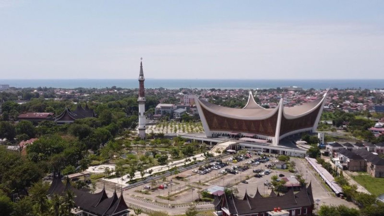 Foto udara Masjid Raya Sumatera Barat di Kota Padang, Provinsi Sumatera Barat. (ANTARA/Fandi Yogari).