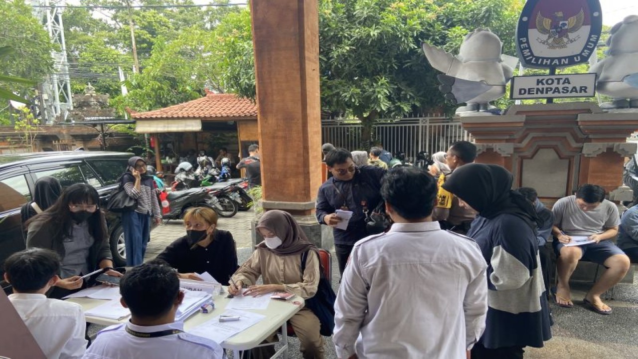 Masyarakat sedang mengurus pindah memilih di Kantor KPU Denpasar, Denpasar, Bali, Senin (15/1/2024). ANTARA/Ni Putu Putri Muliantari