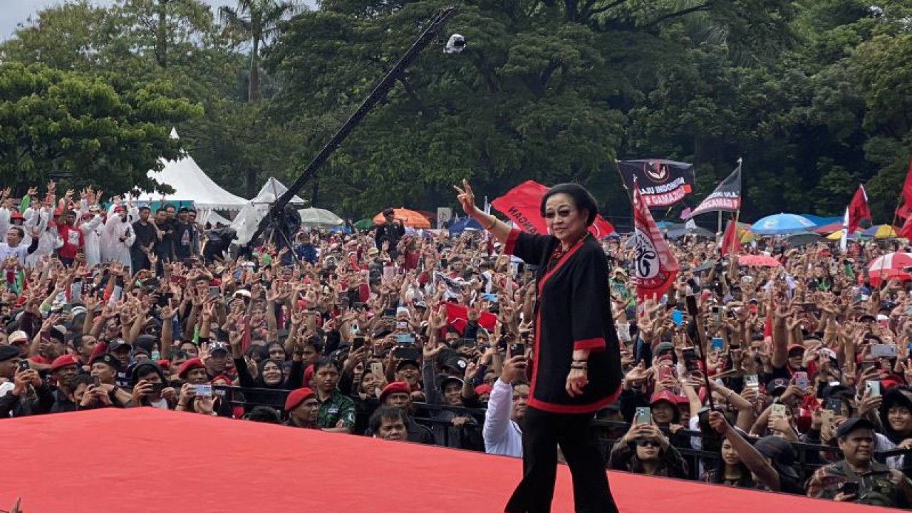 Dokumentasi-Ketua Umum PDI-Perjuangan Megawati Soekarnoputri saat mendampingi Calon Presiden (Capres) nomor urut 3 Ganjar Pranowo dalam kegiatan kampanye terbuka bertajuk “Hajatan Rakyat” di Lapang Tegallega, Kota Bandung, Minggu (21/1/2024). ANTARA/Rubby Jovan.