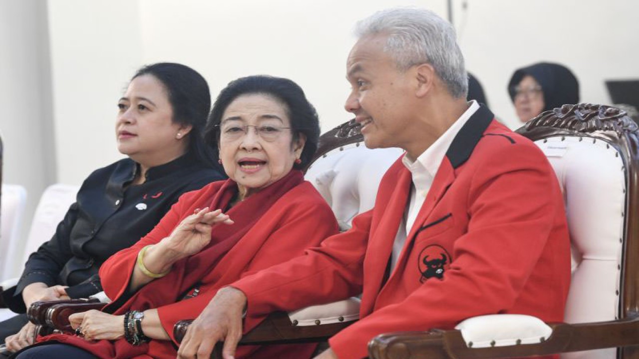 Arsip foto - Ketua Umum PDI Perjuangan yang juga Presiden ke-5 RI Megawati Soekarnoputri (tengah) didampingi Ketua DPR Puan Maharani (kiri) berbincang dengan Capres nomor urut 3 Ganjar Pranowo (kanan) saat peringatan HUT ke-51 PDI Perjuangan di Sekolah Partai di Lenteng Agung, Jakarta, Rabu (10/1/2024). ANTARA FOTO/M Risyal Hidayat/aww