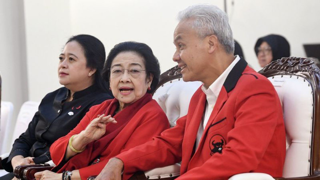 Ketua Umum PDI Perjuangan yang juga Presiden ke-5 RI Megawati Soekarnoputri (tengah) didampingi Ketua DPR Puan Maharani (kiri) berbincang dengan Capres nomor urut 3 Ganjar Pranowo (kanan) saat peringatan HUT ke-51 PDI Perjuangan di Sekolah Partai di Lenteng Agung, Jakarta, Rabu (10/1/2024). ANTARA FOTO/M Risyal Hidayat/aww/aa.