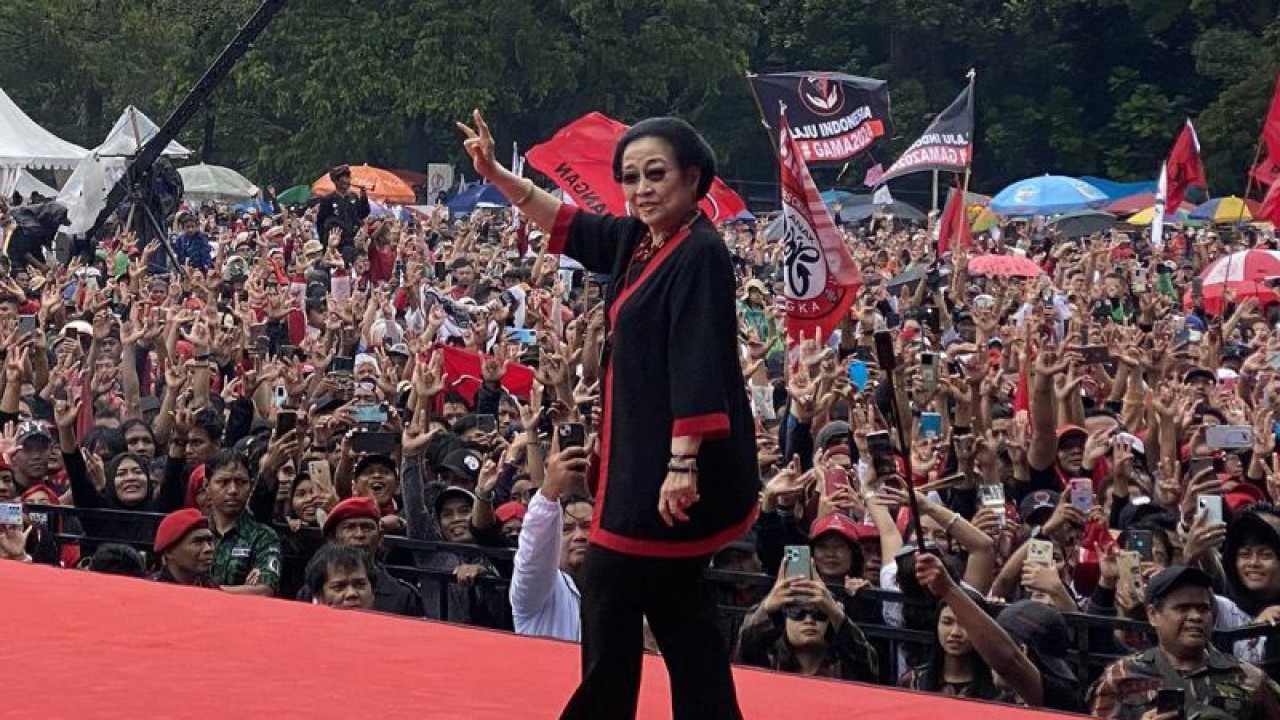 Arsip foto - Ketua Umum PDI-Perjuangan Megawati Soekarnoputri saat mendampingi Calon Presiden (Capres) nomor urut 3 Ganjar Pranowo dalam kegiatan kampanye terbuka bertajuk "Hajatan Rakyat" di Lapang Tegallega, Kota Bandung, Minggu (21/1/2024). ANTARA/Rubby Jovan/aa.